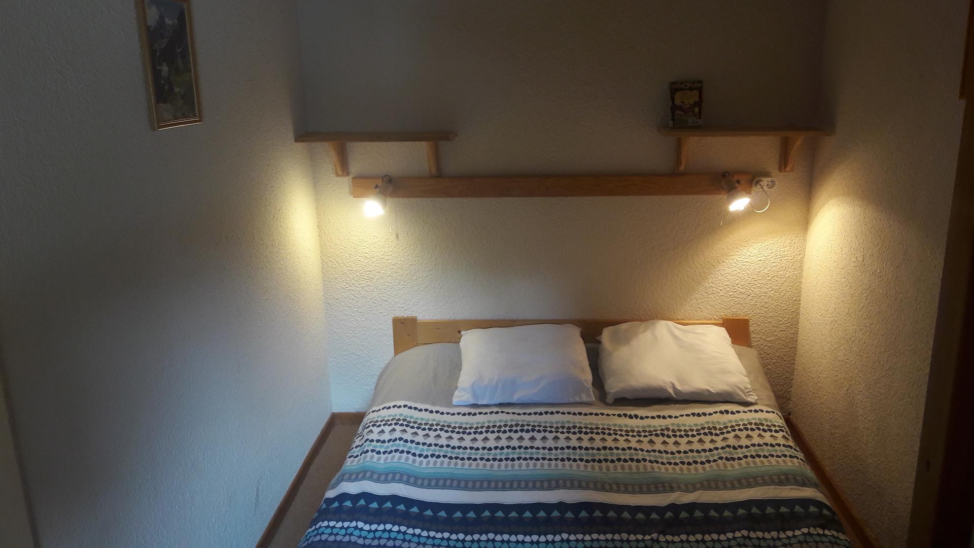 Chambre indépendante avec placard de rangement pour 2 personnes.
Avec fenêtre à l'Est