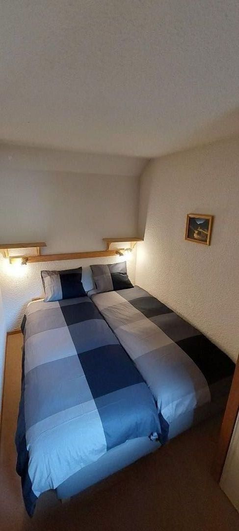 Chambre séparée avec fenêtre, 2 lits jumeaux (80x200), séparables ou assemblés soit 160x200
Literie neuve avec matelas de grande qualité de couchage.
Couettes et oreillers fournis, (pas de draps fournis)