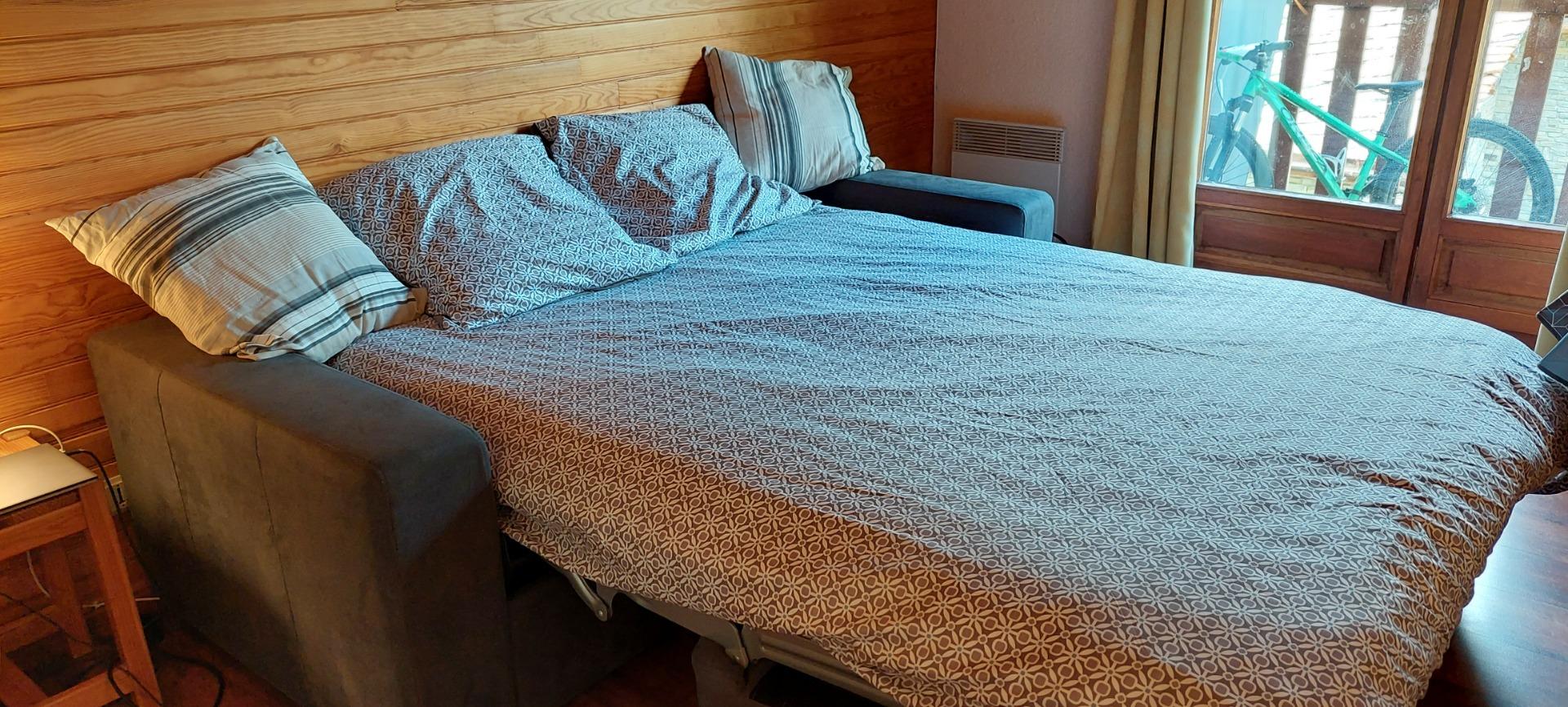 Canapé lit neuf avec couchage quotidien de qualité, avec sommier à lattes et matelas confort.
Ouverture facile en un seul geste. Taille du couchage 140x190 cm