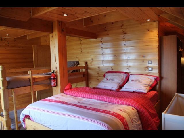 22 couchages répartis en 6 chambres
(la capacité peut être portée à 30 couchages avec 8 chambres pour les grands groupes avec supplément tarifaire en option)