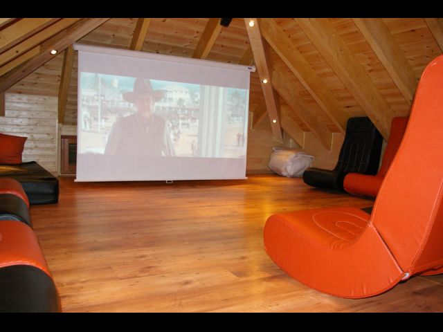 La salle cinéma avec écran 2.00 m et vidéo projecteur full HD et centrale cine bray et USB