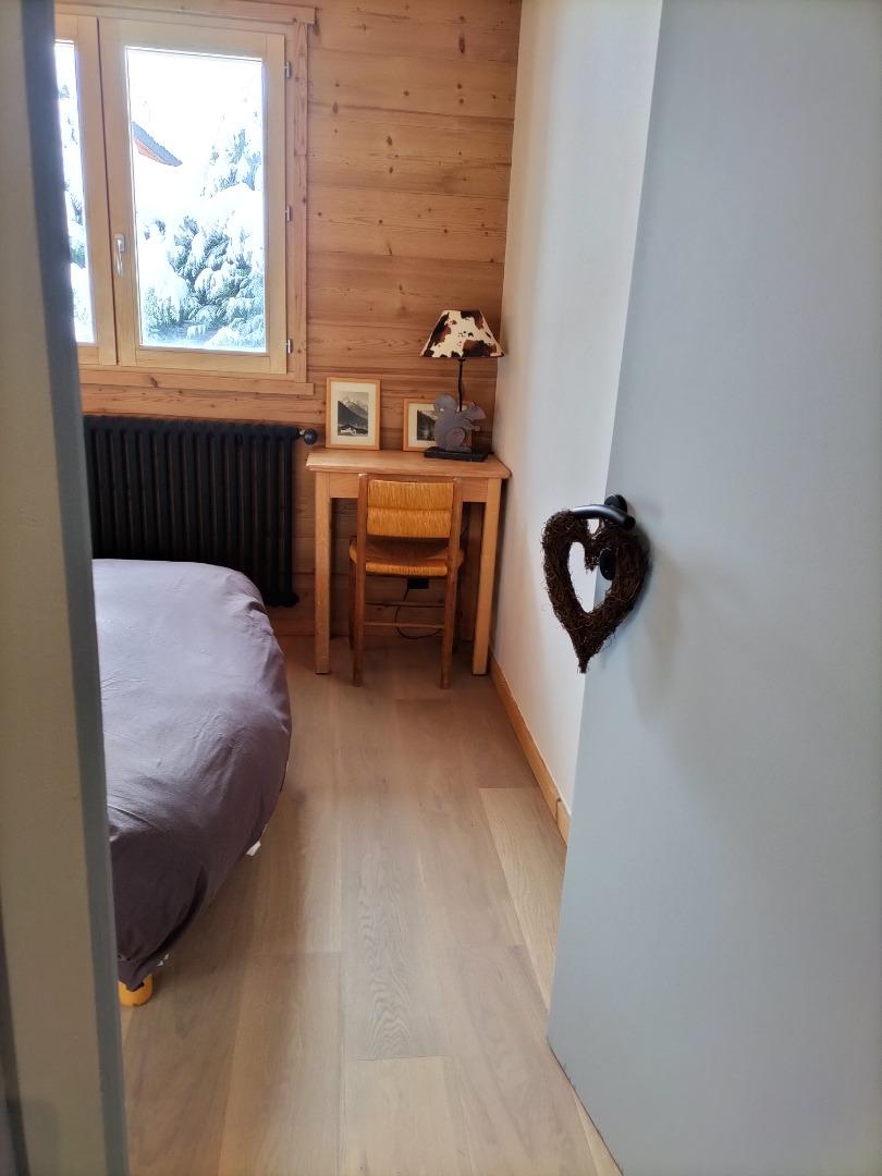 Accès chambre double avec lit de 140 et rangements