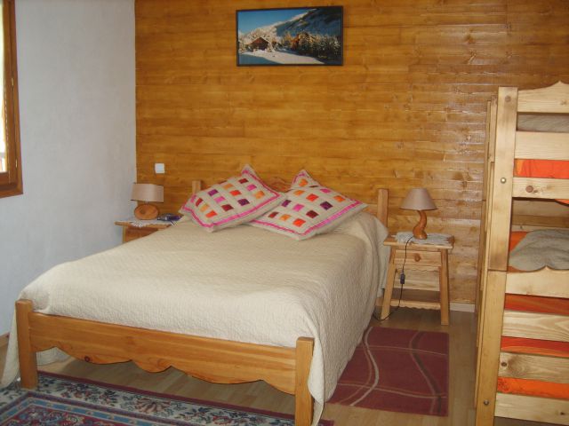 chambre RDC 18 m² (lit double 140 et 2 lits superposés) un lit bébé. Grand placard de rangement avec couvertures et oreillers supplémentaires