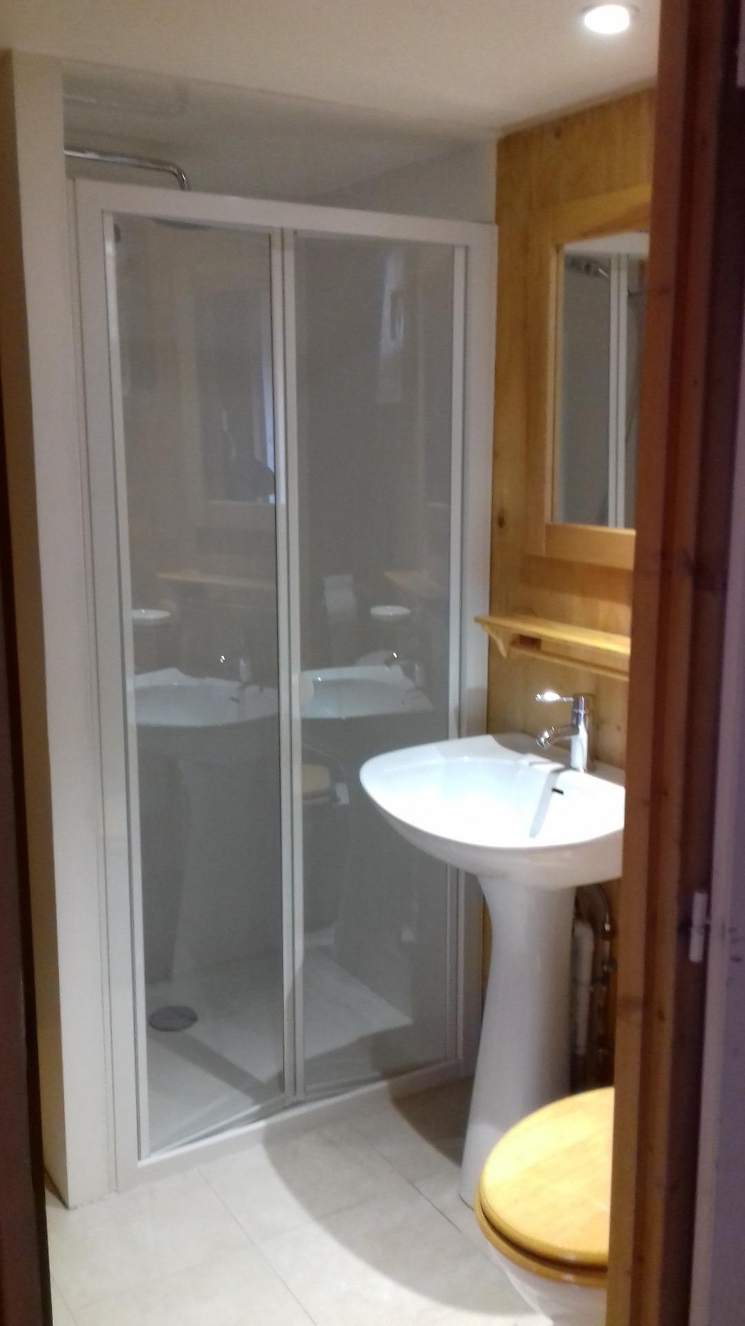 Salle d'eau (douche, lavabo, Wc)