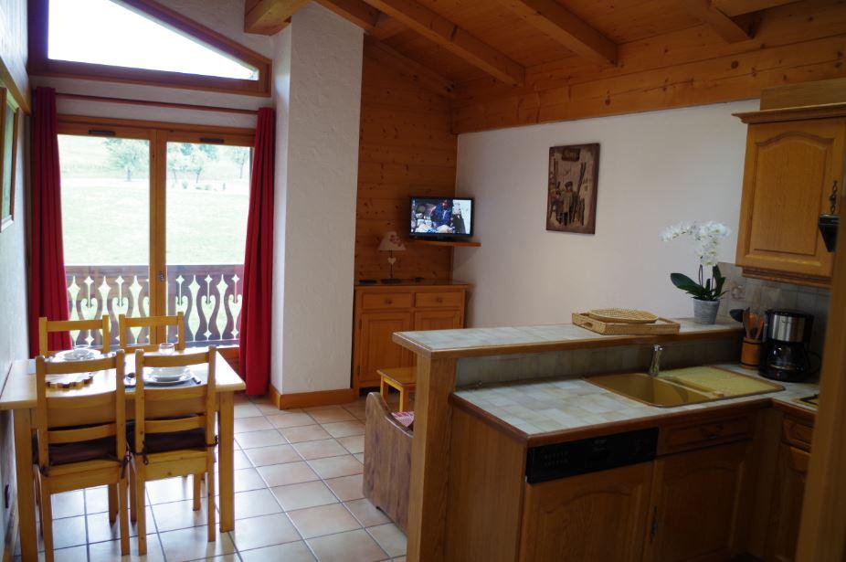 La TV avec écran plat vous  et bien sur l'accès wifi gratuit.
La cuisine, lumineuse, vous séduira avec son confort (LV, four, micro onde...)