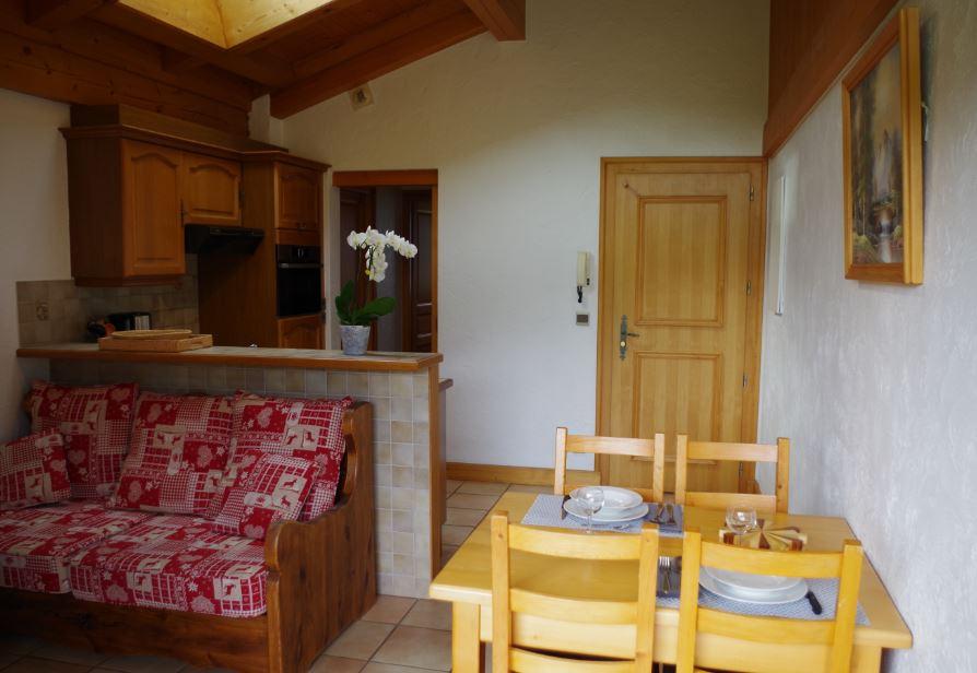 Dans un cadre montagnard, avec son nouveau canapé bois, vous pourrez profiter pleinement de vos vacances