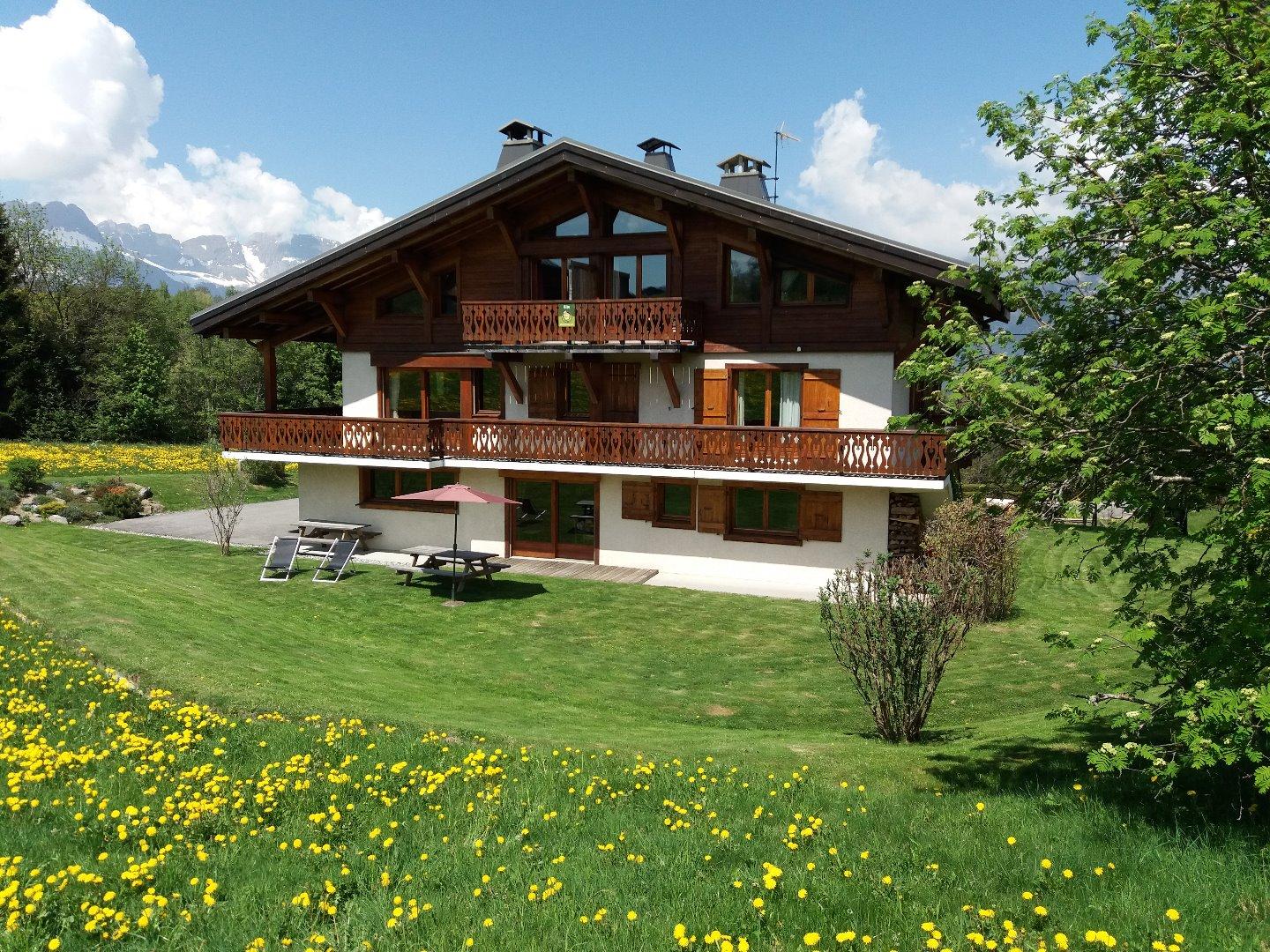 Vue extérieur du gite, avec son jardin
