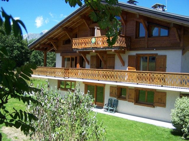 en été, cet appartement bénéficie d'un jardin privatif exposé plein sud avec une table permettant de prendre les repas à l'extérieur