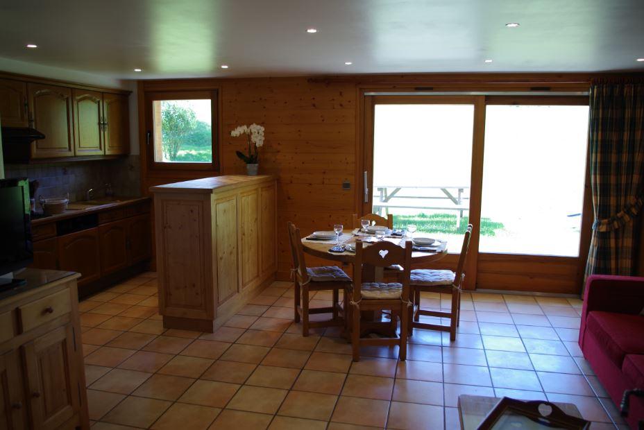 une spacieuse pièce à vivre avec son coin cuisine, coin repas et salon donnant sur une terrasse privative