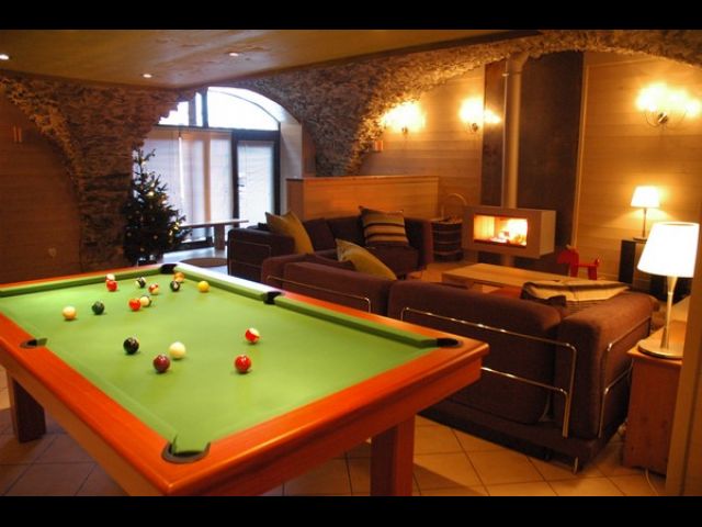 Salle voûtée avec salon TV, Billard, poële scandinave, bar, jeux de société...