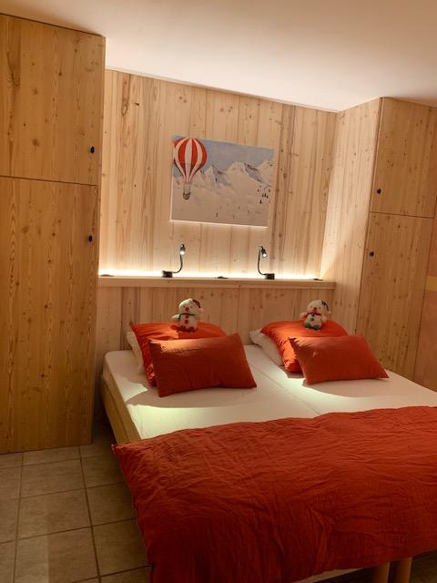 Chambre 2 : 2 lits simples en 90 ou 1 grand lit en 180 avec couette et taies carrées 60 x 60