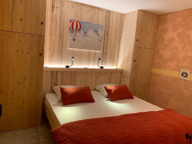 Chambre 2 : 2 lits simples en 90 ou 1 grand lit en 180 avec couette et taies carrées 60 x 60