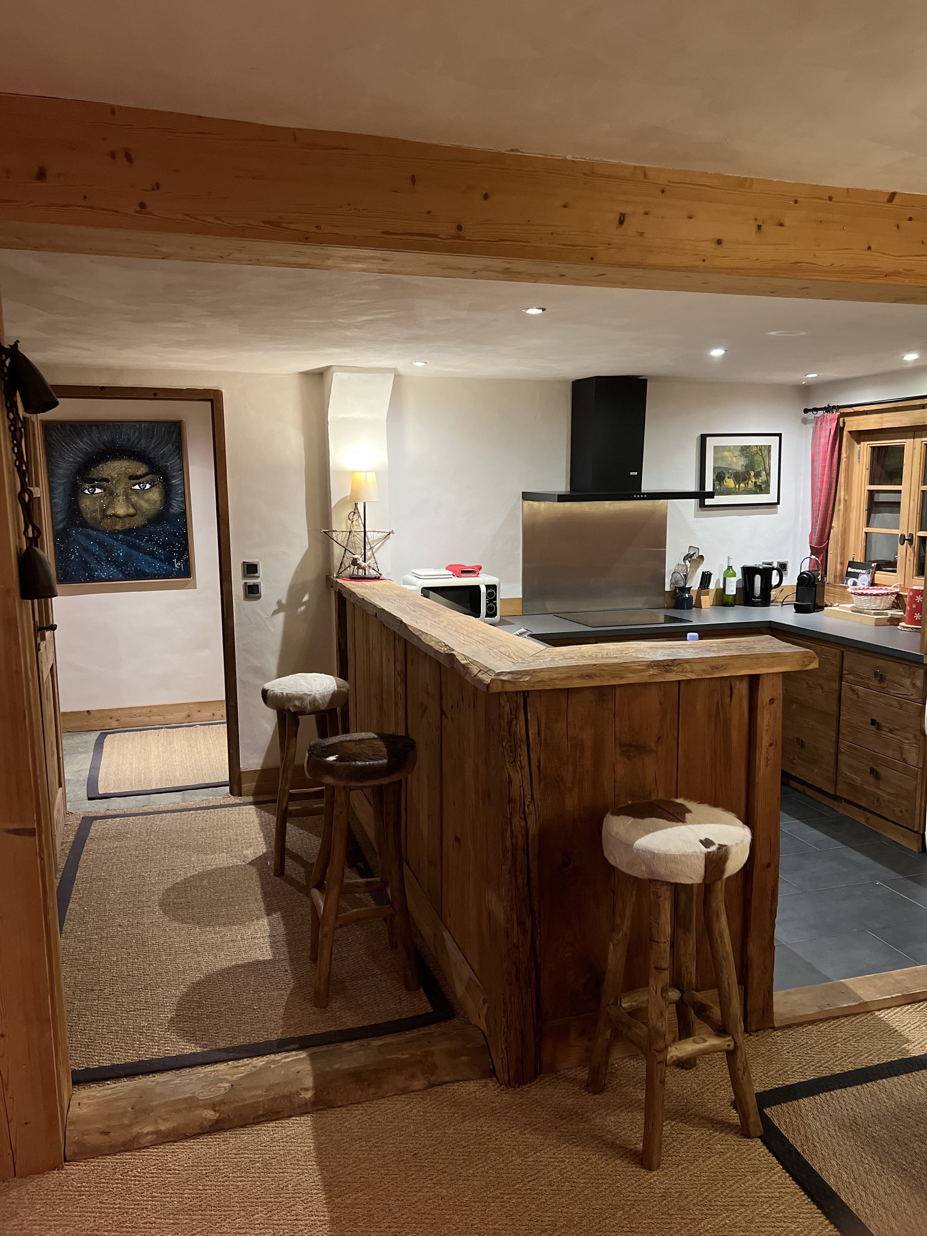 Côté bar de la cuisine.
De nombreux jeux de société et libres sont dans le placard derrière ce bar.