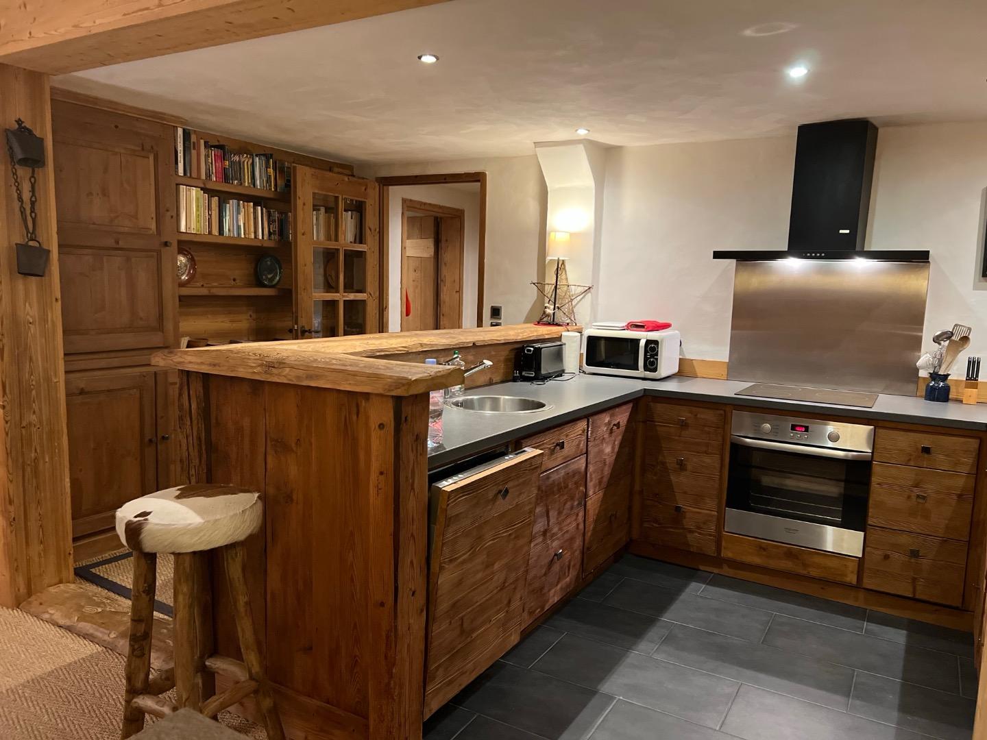 La cuisine Américaine.
LV, micro onde, four traditionnel, plaques  de cuisson, frigo avec congélateur, robot, vaisselle, appareil à raclette, machine à café Nespresso
