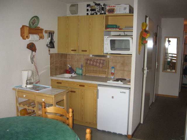 Dans cette même pièce, la cuisine, petite mais fonctionnelle (Au dessus, les services
à raclette et fondue !)