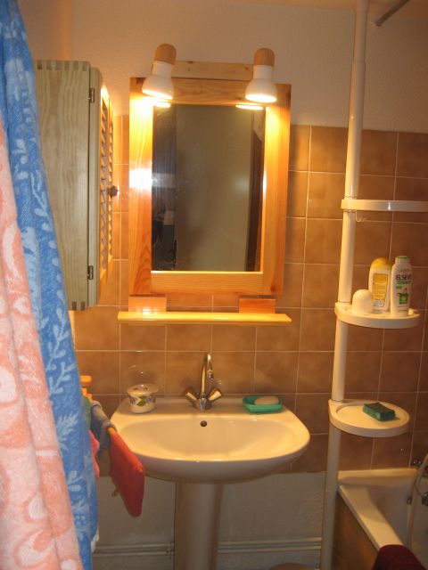 Salle de bains avec baignoire, WC indépendants
