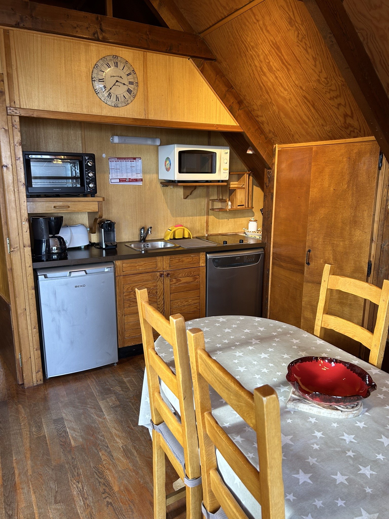 Coin cuisine avec fours tradi et micro ondes, 2 feux vitrocéramique, 1 réfrigérateur avec compartiment conservateur, cafetière tradi et nespresso Magimix, grille pain