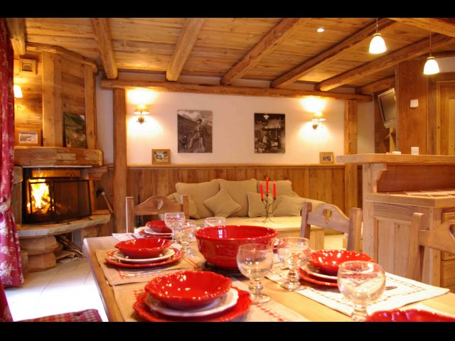 AU REZ DE CHAUSSÉE : SÉJOUR / CUISINE
AVEC COIN CHEMINÉE