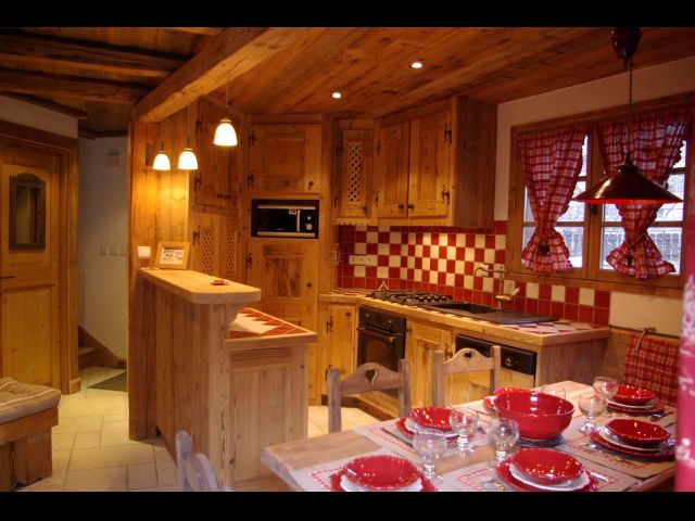 COIN CUISINE
FOUR ELECTRIQUE, PLAQUE DE CUISSON AU GAZ,
LAVE-VAISSELLE, MICRO-ONDES
VAISELLE POUR 6 PERSONNES