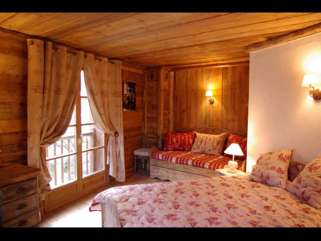 CHAMBRE DU 1ER ÉTAGE COMPRENANT UN LIT DOUBLE (140) ET UN LIT SIMPLE BANQUETTE;
1 BUREAU ET UN PLACARD AVEC PENDERIE + ÉTAGERES