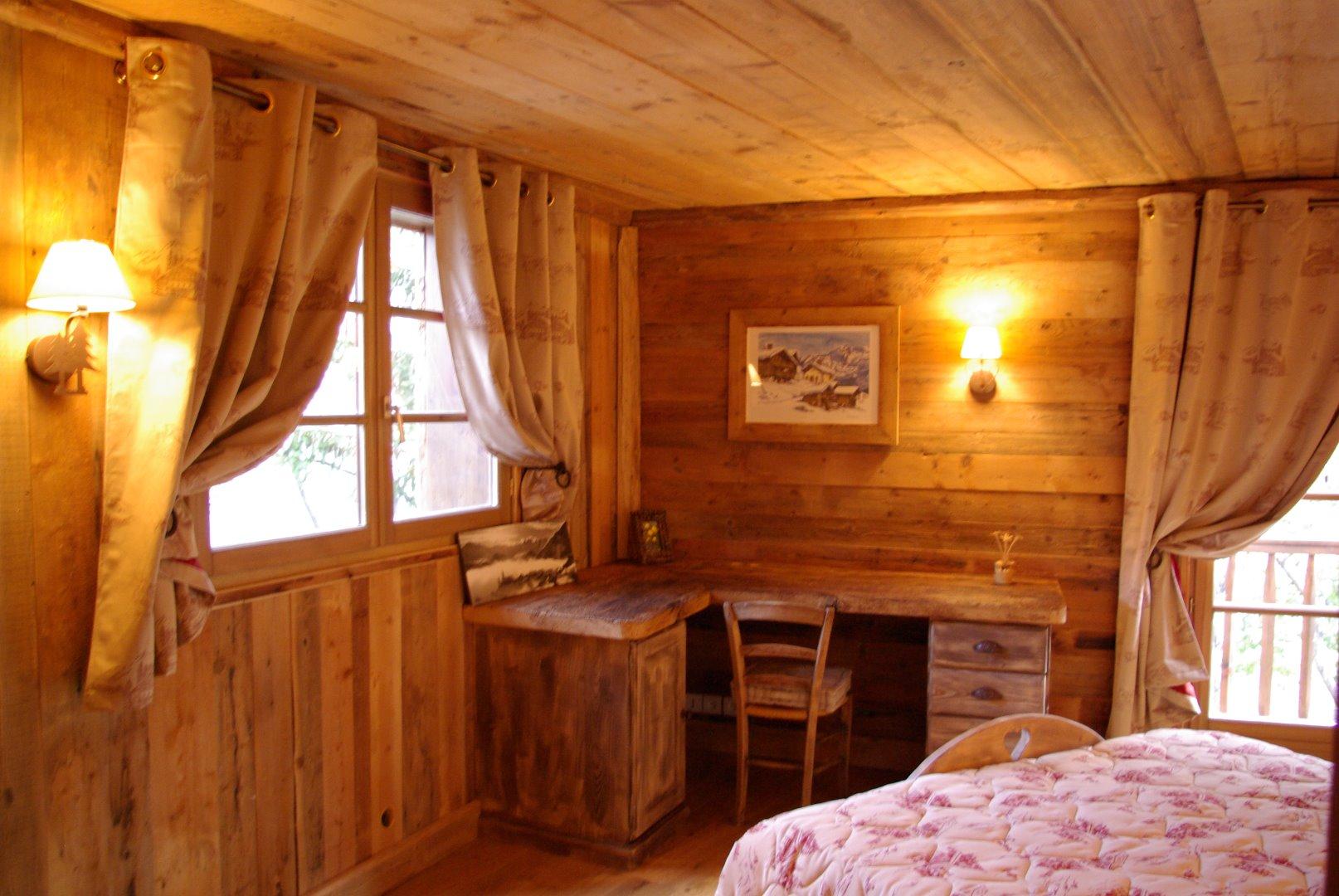 CHAMBRE DU 1ER ETAGE ET SON BUREAU