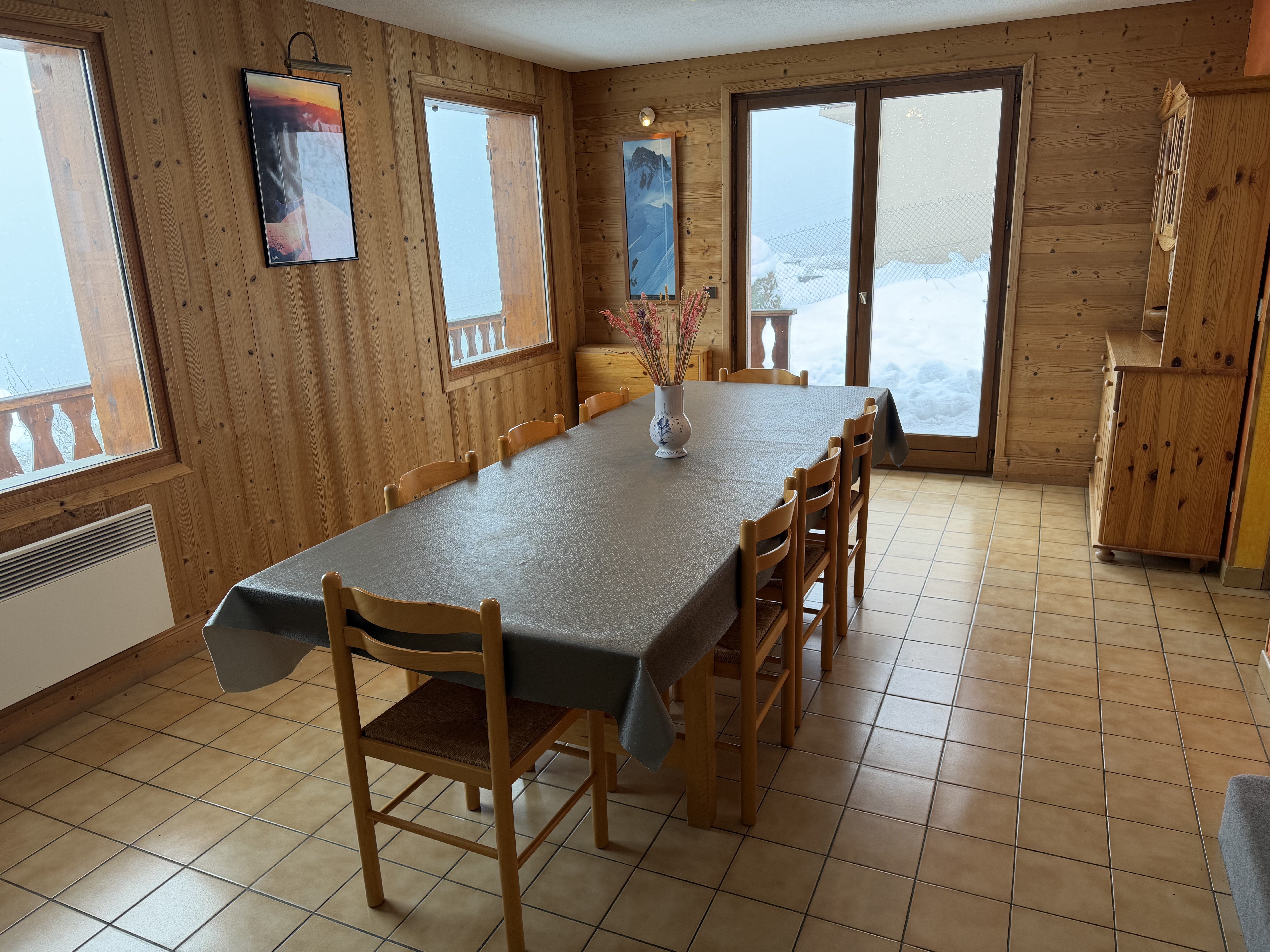  La salle de séjour trés claire donne sur la terrasse par la  baie vitrée.