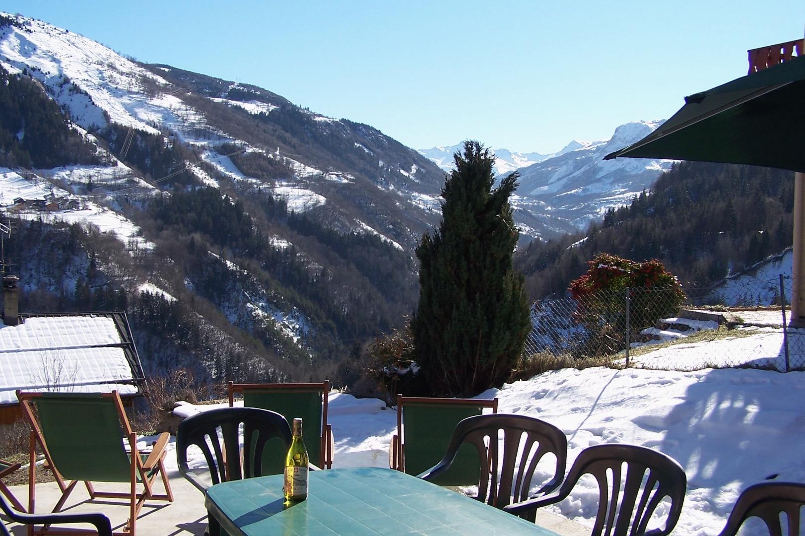La terrasse est spacieuse . 