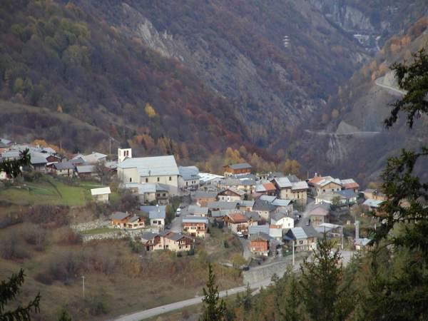 La maison se situe dans le village en contrebas de l'église dans une rue calme en impasse  mais  toujours dégagée  par le chasse-neige.  l'accès aux stations de Saint Martin  est toujours possible il faut  huit minutes  en voiture (7Kms)