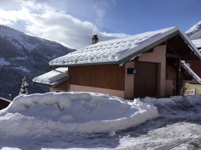 le garage intégré dans le chalet reçoit une voiture, ou des vélos , les autres véhicules éventuels se garent dans la rue en ayant soin de laisser suffisamment d' espace pour laisser passer le chasse neige 