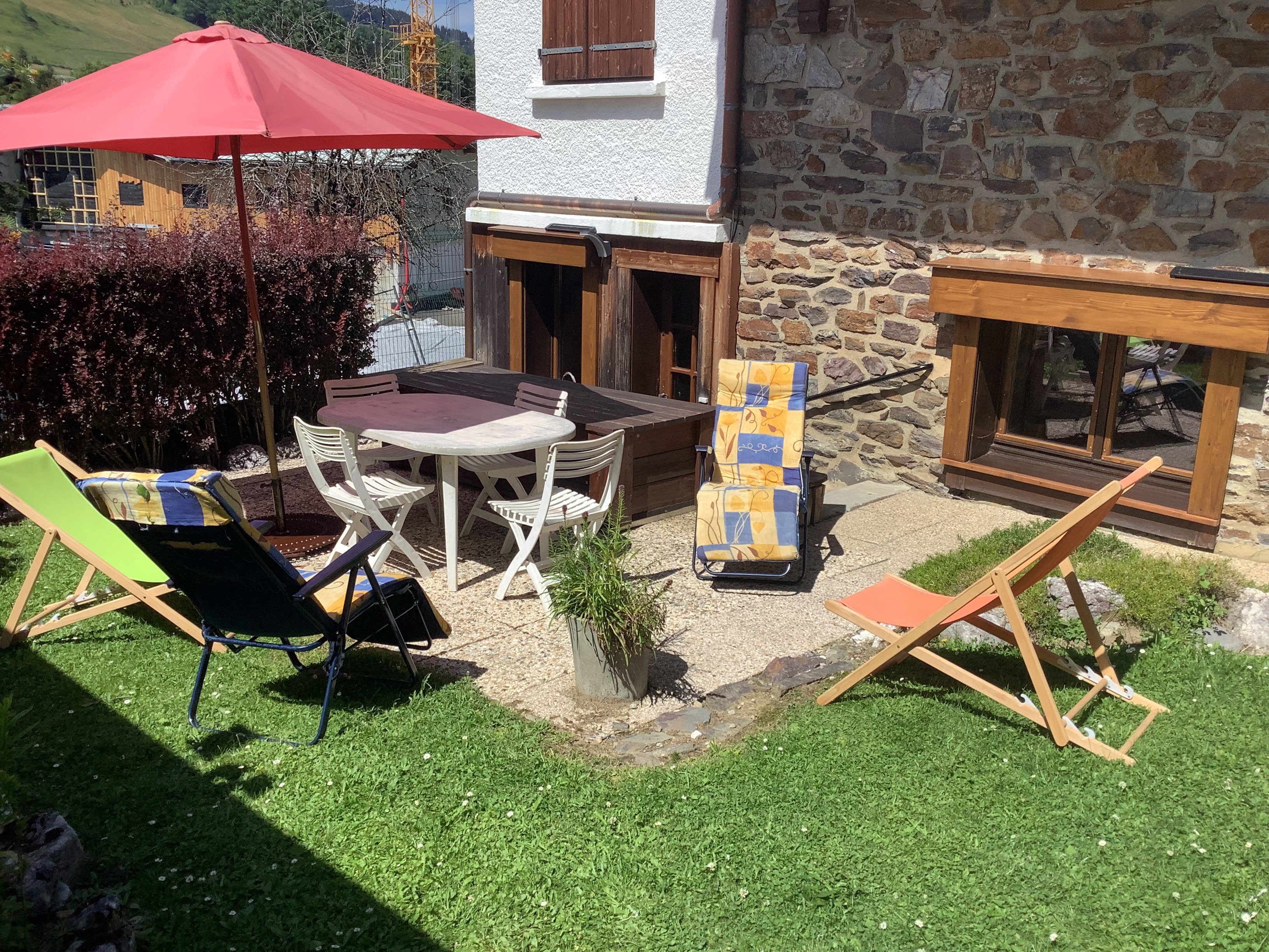 Entrée sur la face sud-ouest avec terrasse pour repas et bain de soleil
