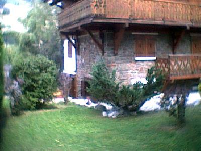 L'appartement est situé en rez de jardin avec terrasse.