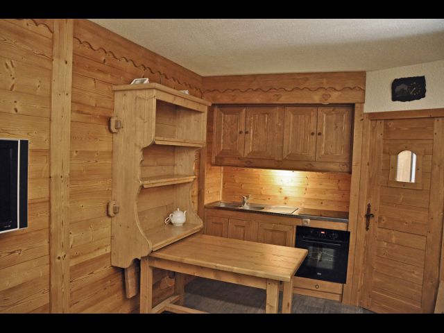 Studio refait à neuf en 2010 y compris la literie.
Troisieme étage avec ascenseur.