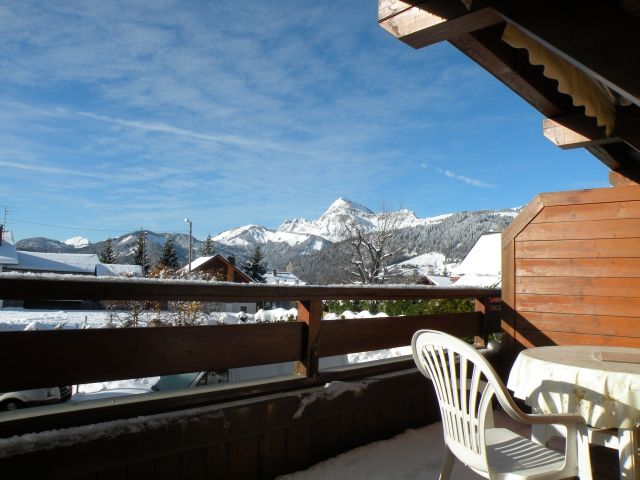 Vue sur le Mont charvin et la chaine des Aravis.