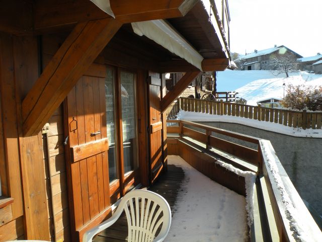 Le balcon plein sud, au coeur du village, tous commerces à 2 min à pied.