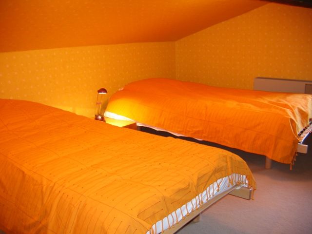 Chambre à deux lits, avec lavabo.