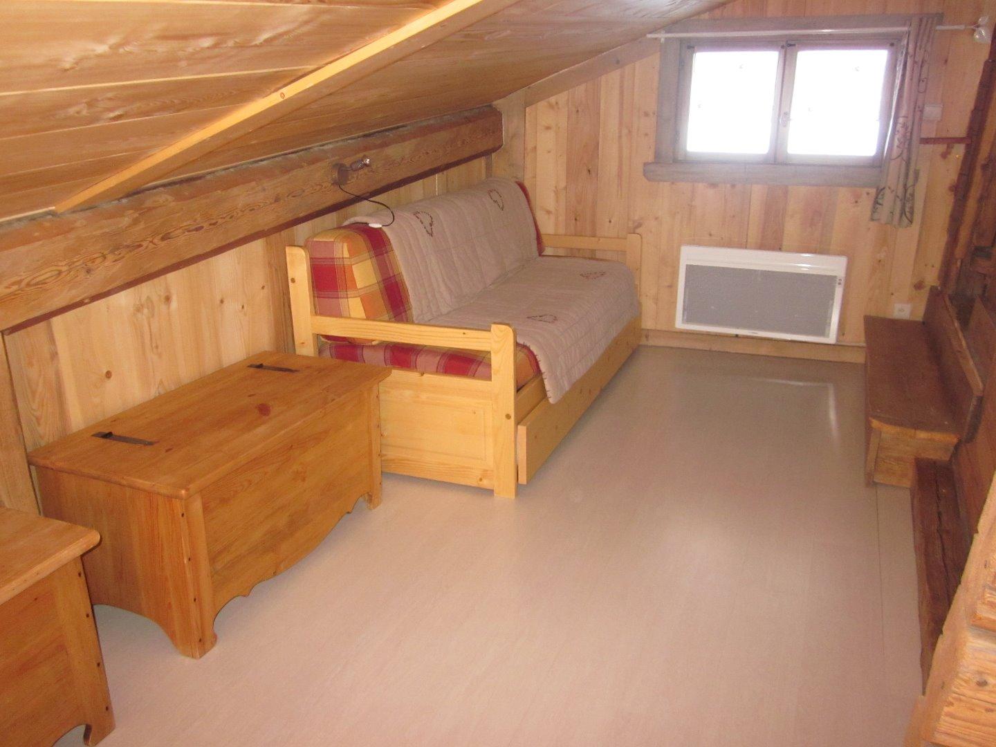 chambre n°2 mansardée -  4 couchages ( 1 lit double + 1 lit gigogne )