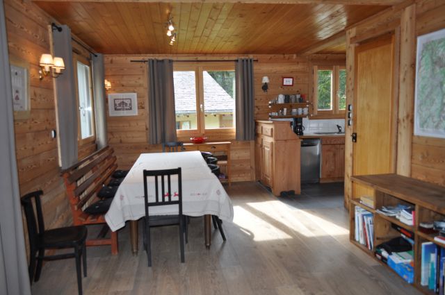 la salle à manger, table pour 10 personnes, cuisine ouverte
lave-vaisselle, four et four micro-onde