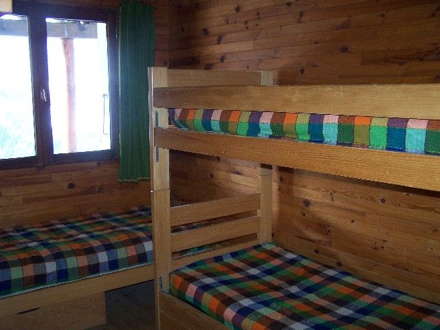 La chambre avec 3 couchages individuels et un complémentaire (en tiroir).