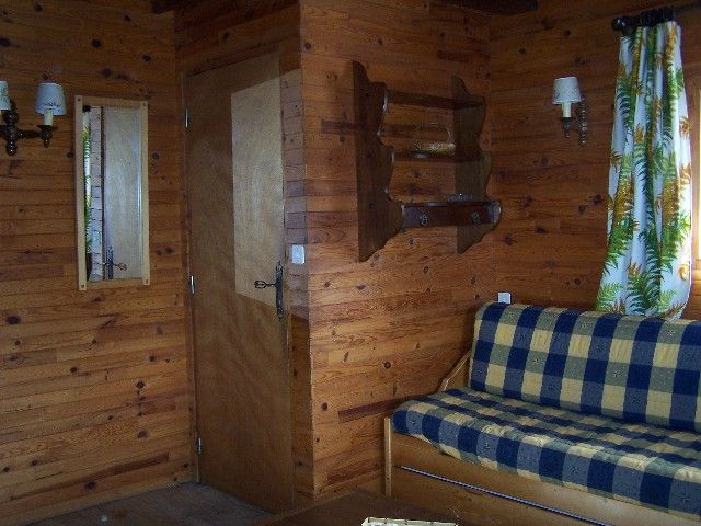 L'entrée se fait depuis un sas/débarras chauffé pour matériels à skis chaussures et vêtements divers. 