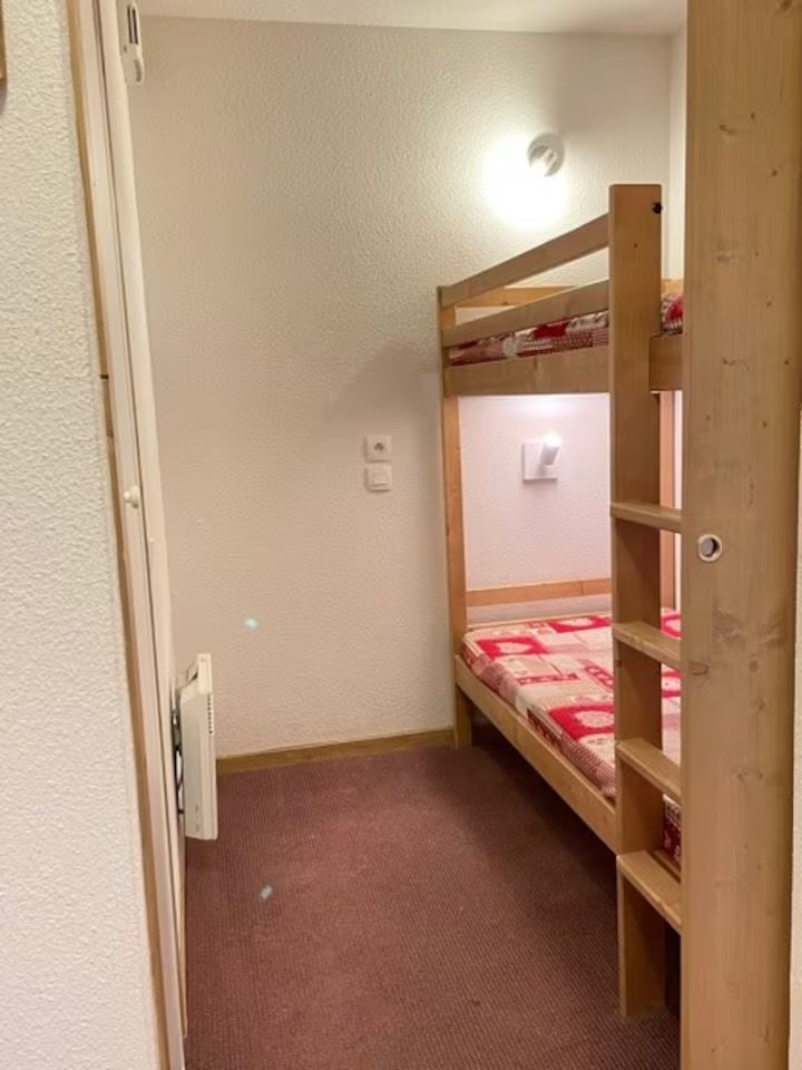 chambre lits superposés + placard de rangement