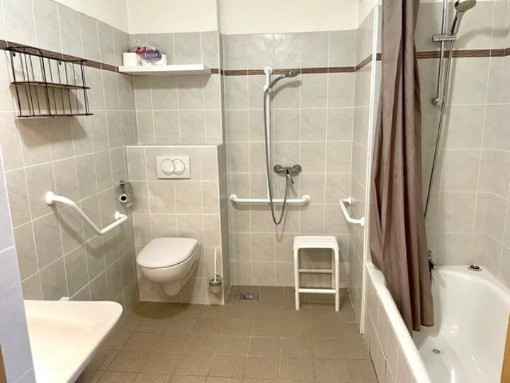 salle de bain et douche PMR