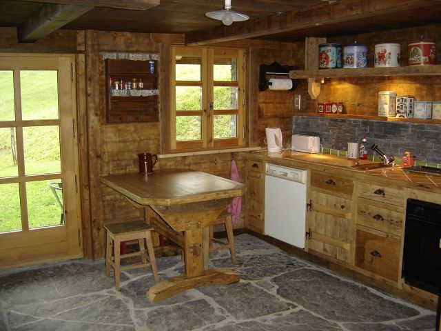 une partie de la cuisine, il y a aussi un gros fourneau ancien....