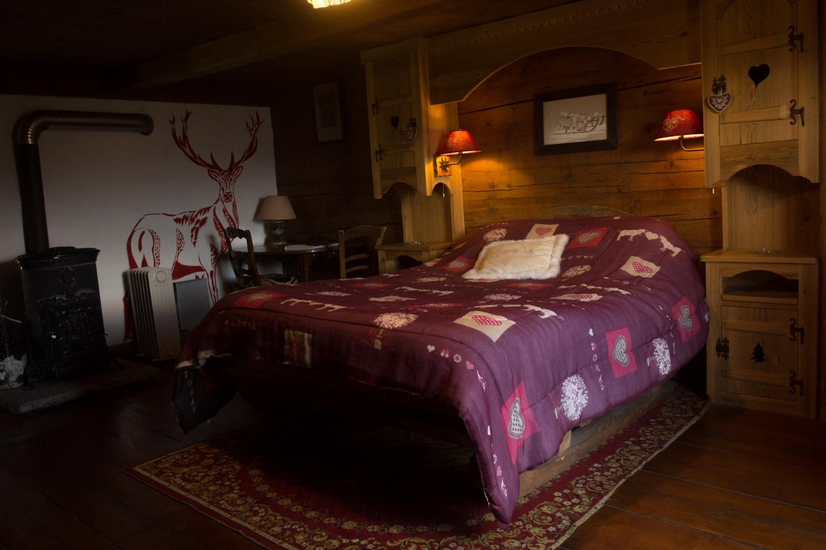Chambre avec poêle et décor cerf 