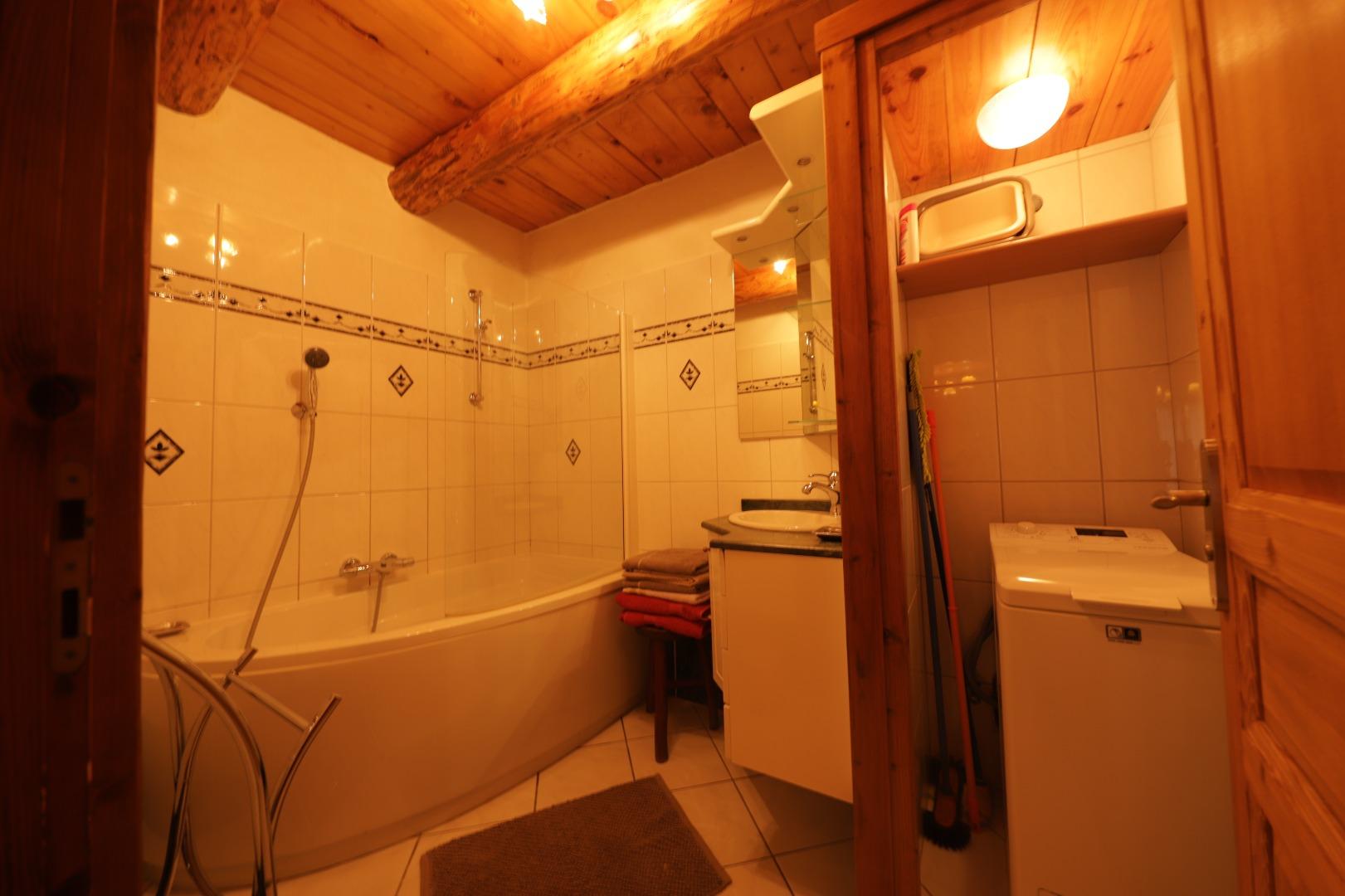 salle de bain et lave linge