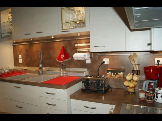 Cuisine américaine - évier 2 bacs, induction, hotte, lave-vaisselle, four, micro-onde, frigo-congel