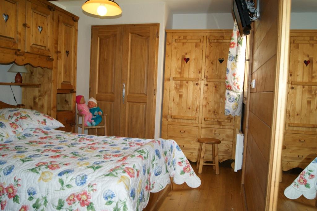 La chambre parentale avec salle de douche et wc