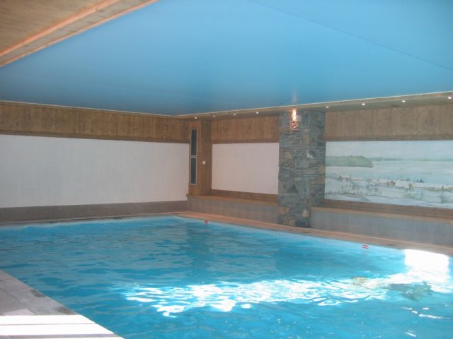Piscine privée couverte et chauffée dans la résidence de 12 m x 6 m avec vestiaire, sanitaires, solarium