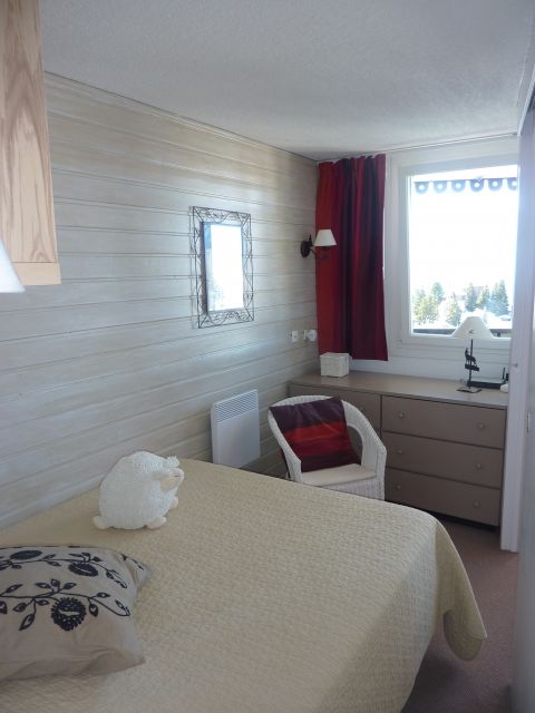 chambre donnant sur balcon et vue plein sud, accès direct au salon par porte coulissante.Modem WiFi pour accès internet.