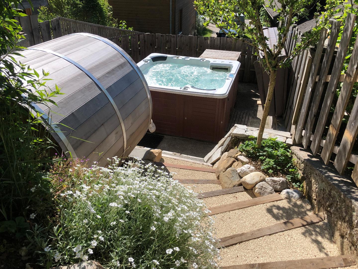 Espace bien être avec escaliers accès piscine