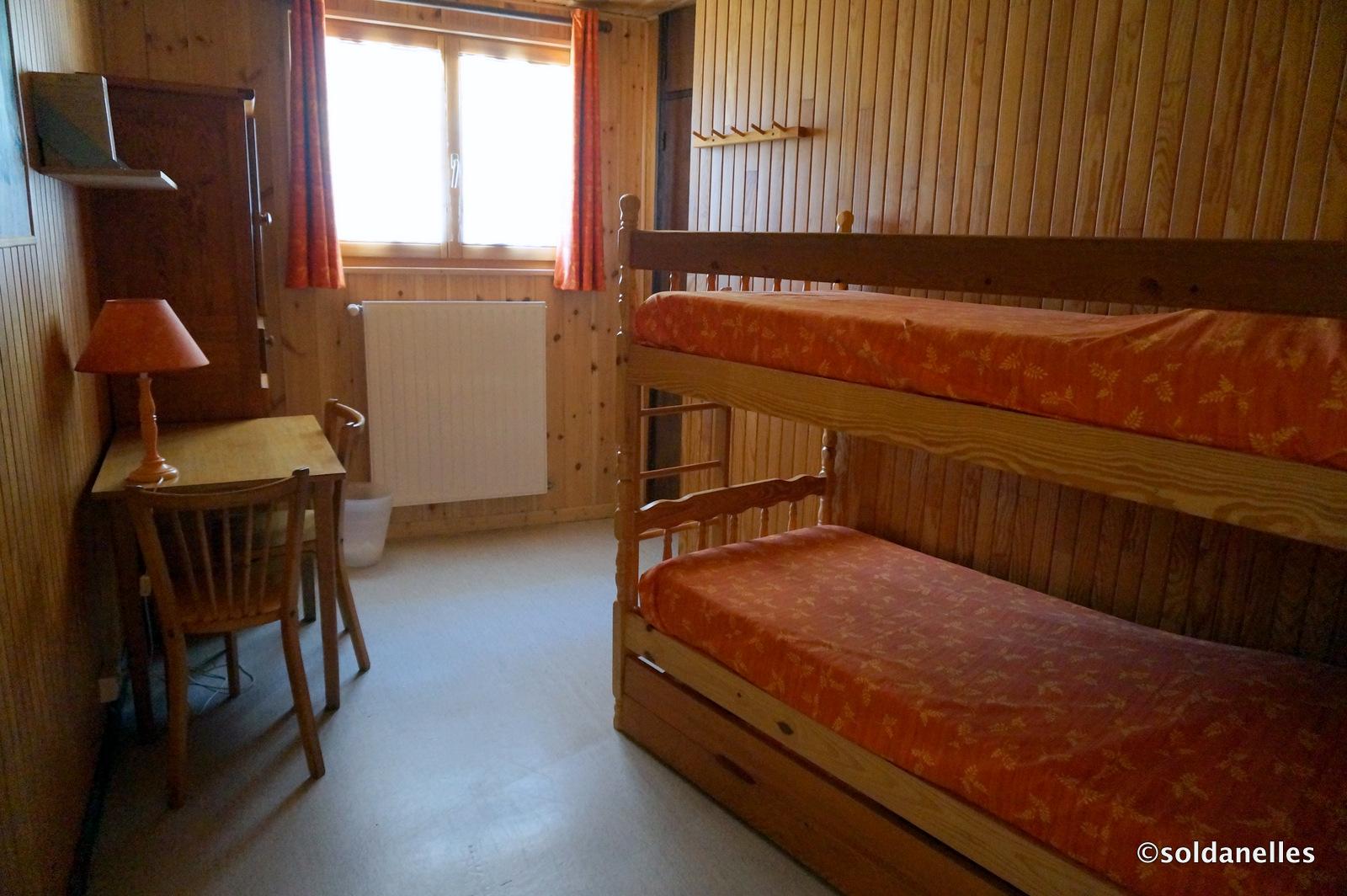 Chambre à 3 lits, 2 superposés et 1 gigogne